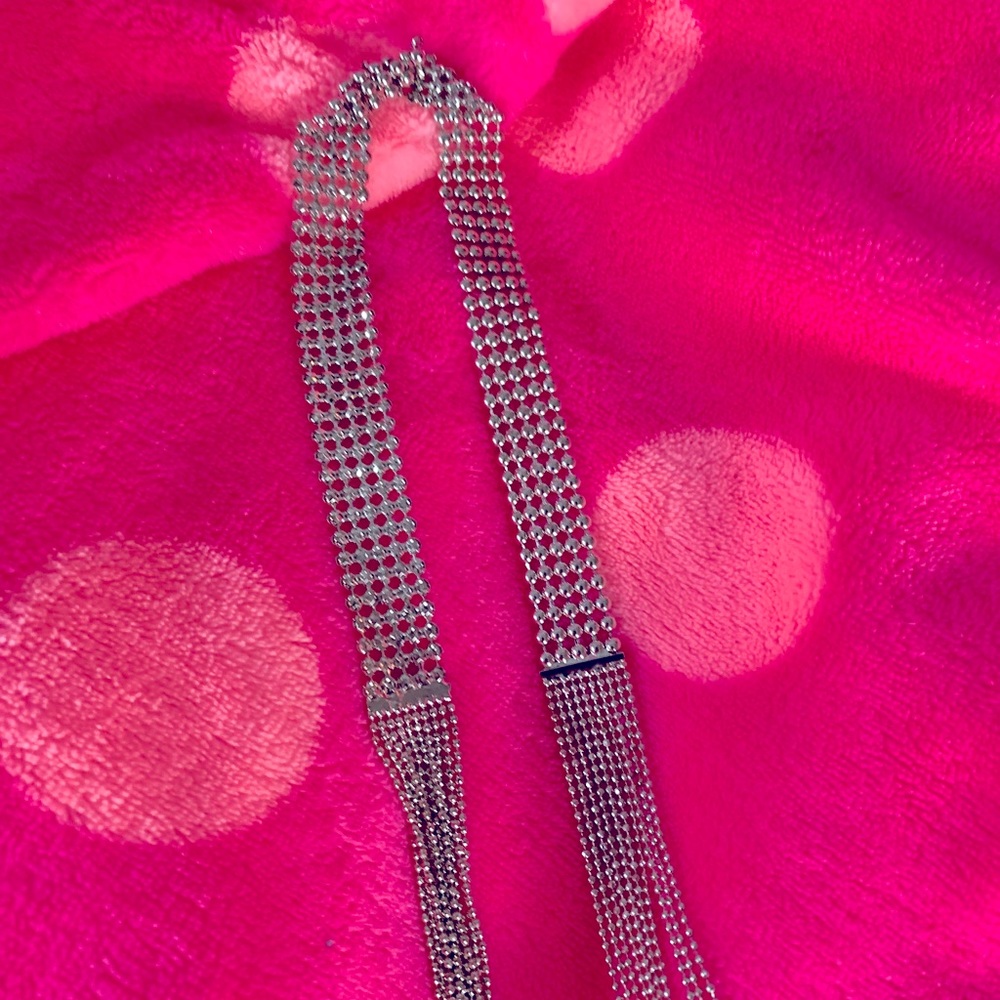 Silver colored lose chain style necklace